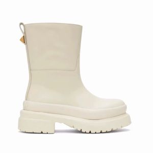 Valentino boots color ecru , size 40 fits a size 9 , doesn’t fit a wide …